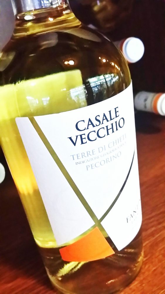 珍しいブドウを使用 イタリアの伝統品種 ペコリーノ で造られた白ワイン カサーレ ヴェッキオ ペコリーノ I 212 7ml 大垣市でお酒の配達なら藤田屋本店にお任せください